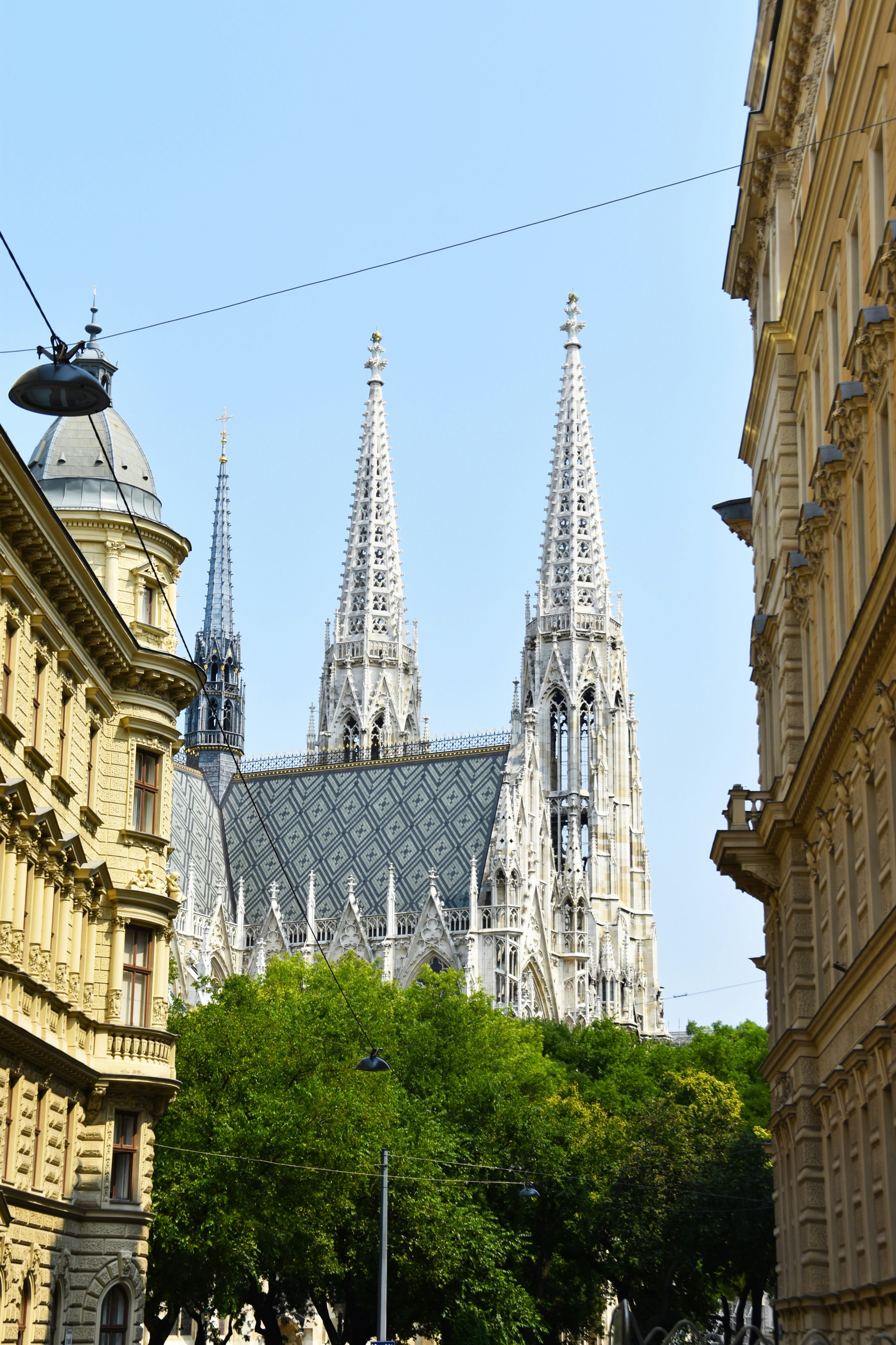 RHE-Kanzlei-Wien-votivkirche-aus-der-strasse