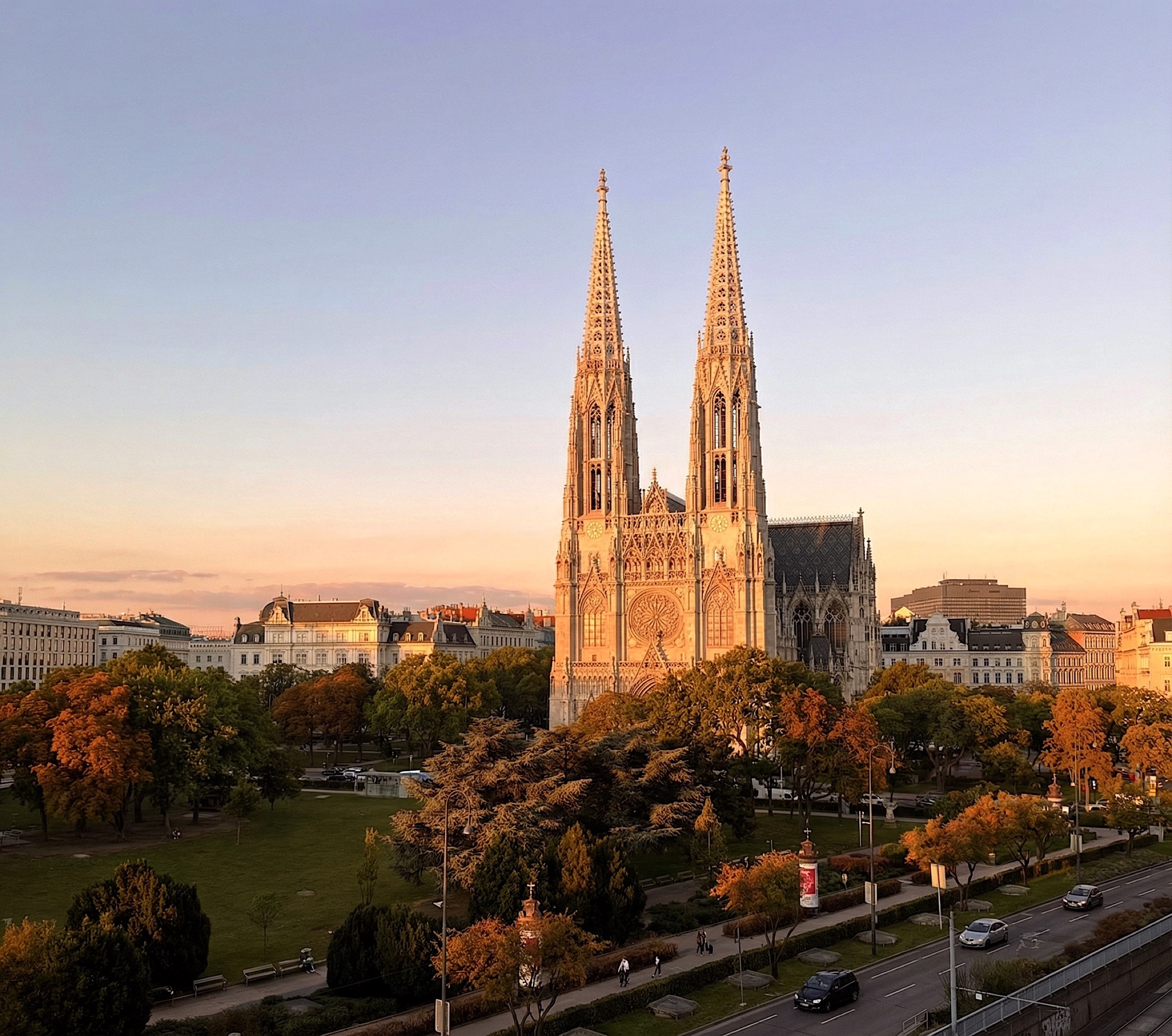 RHE Kanzlei Wien votivkireche im sonnenungergang